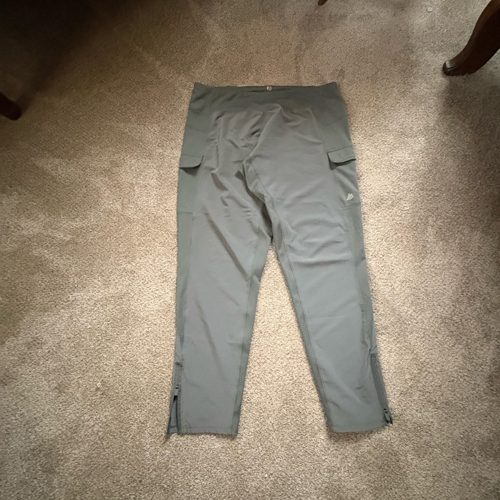 Sage green athletic pants with pockets, free 2b